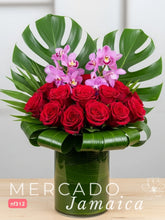 Delicadeza y Elegancia: Arreglo de Rosas Rosa y Orquídeas Phalaenopsis